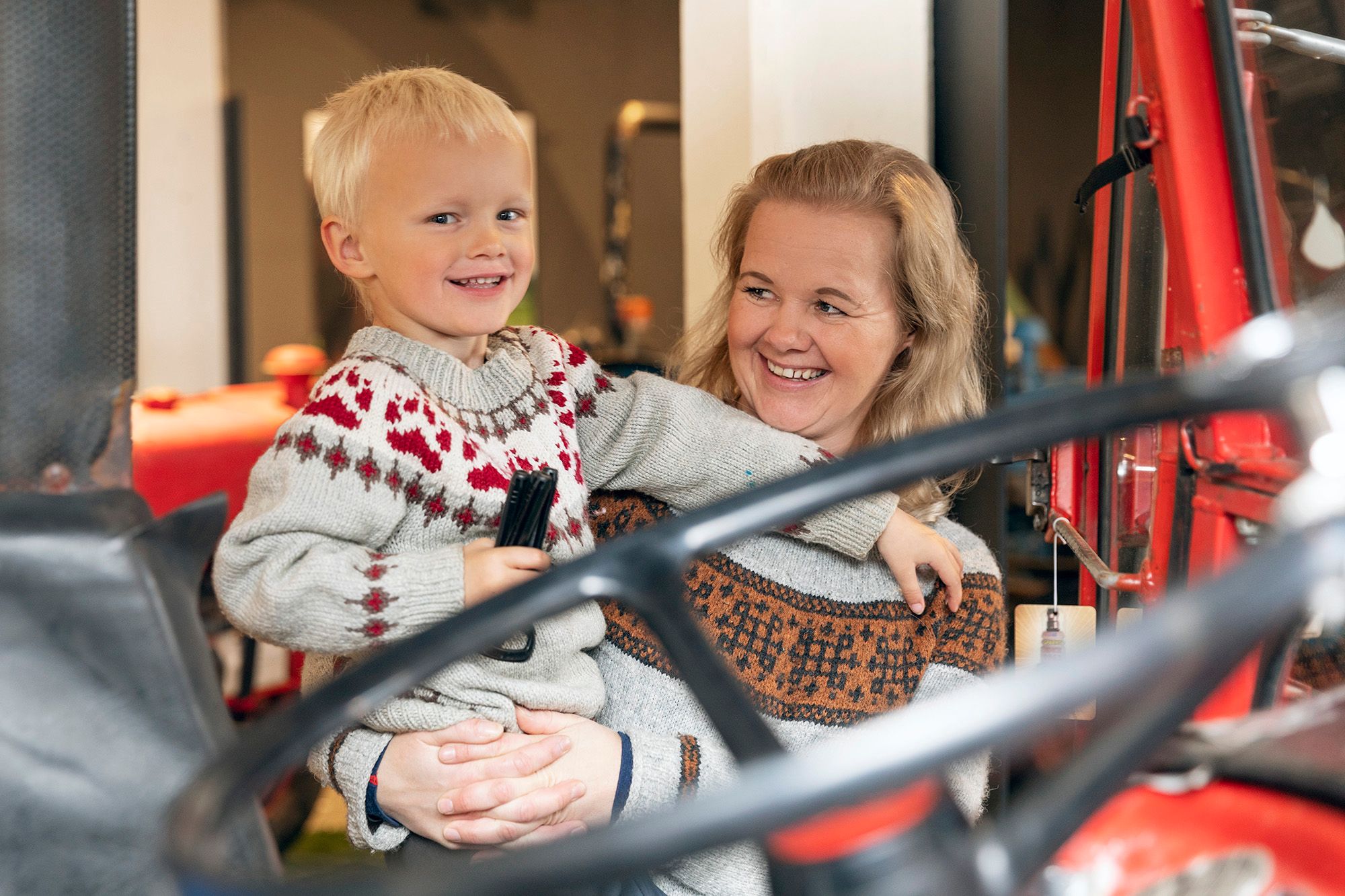 Fredrik koser seg i traktorutstillingen sammen med mamma