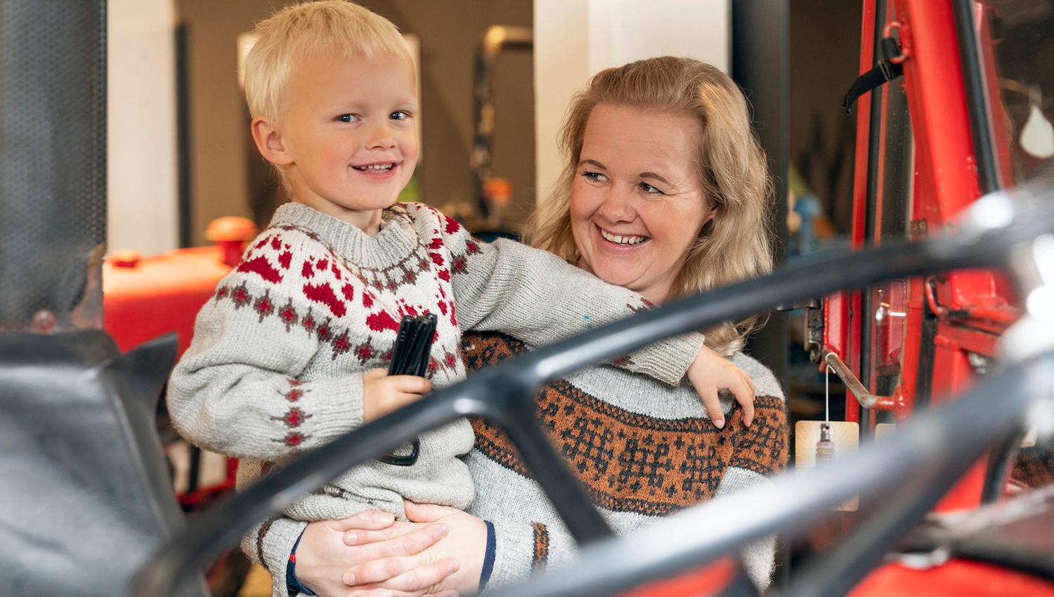 Fredrik koser seg i traktorutstillingen sammen med mamma
