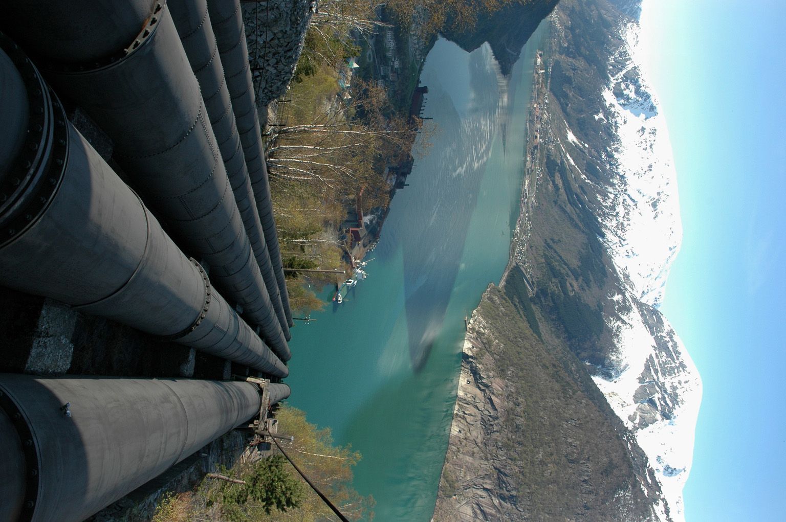 Rørleidningar frå kraftverket strekkjer seg ned mot Odda, omgjeve av vakker norsk natur.