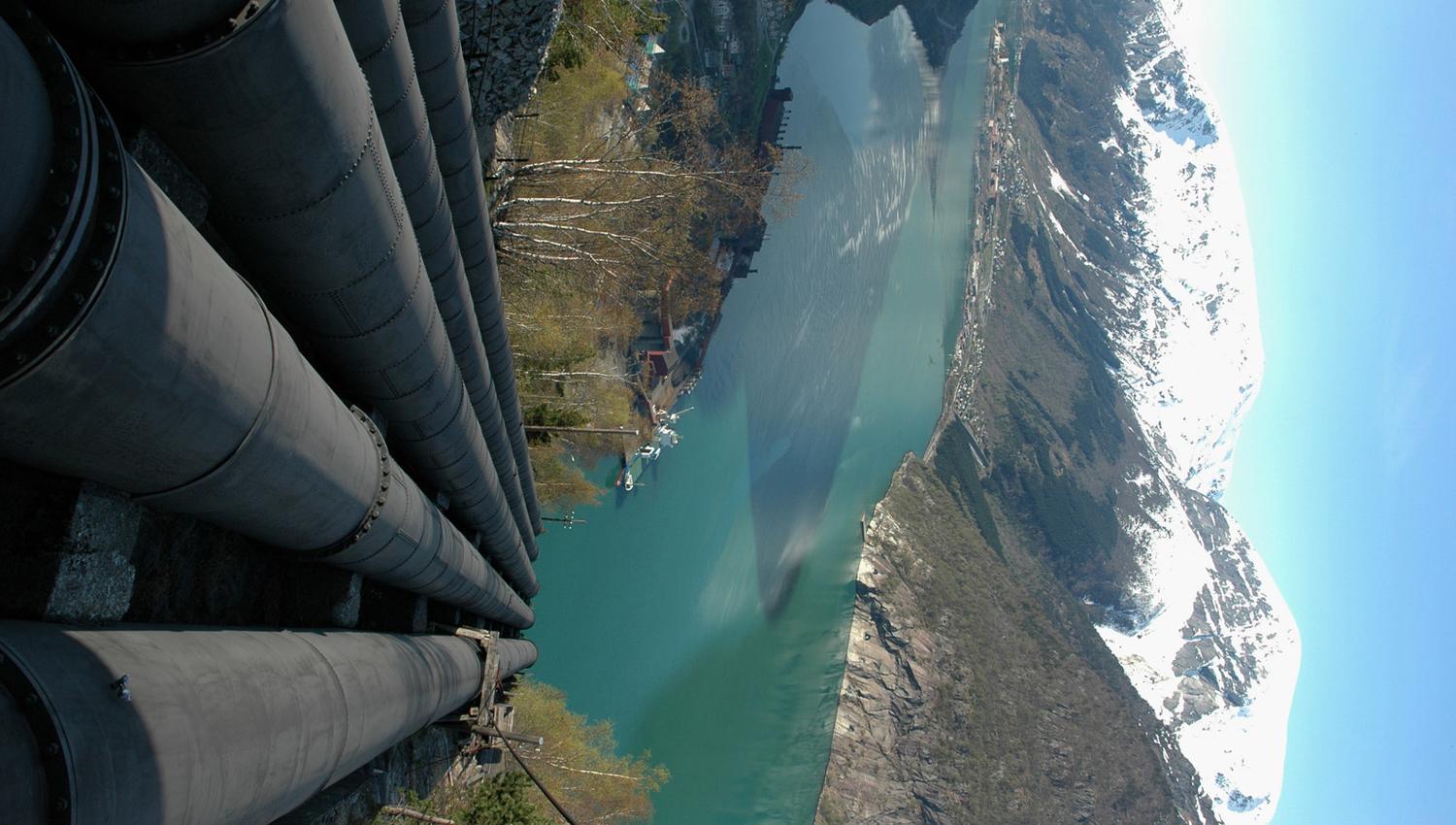 Rørleidningar frå kraftverket strekkjer seg ned mot Odda, omgjeve av vakker norsk natur.