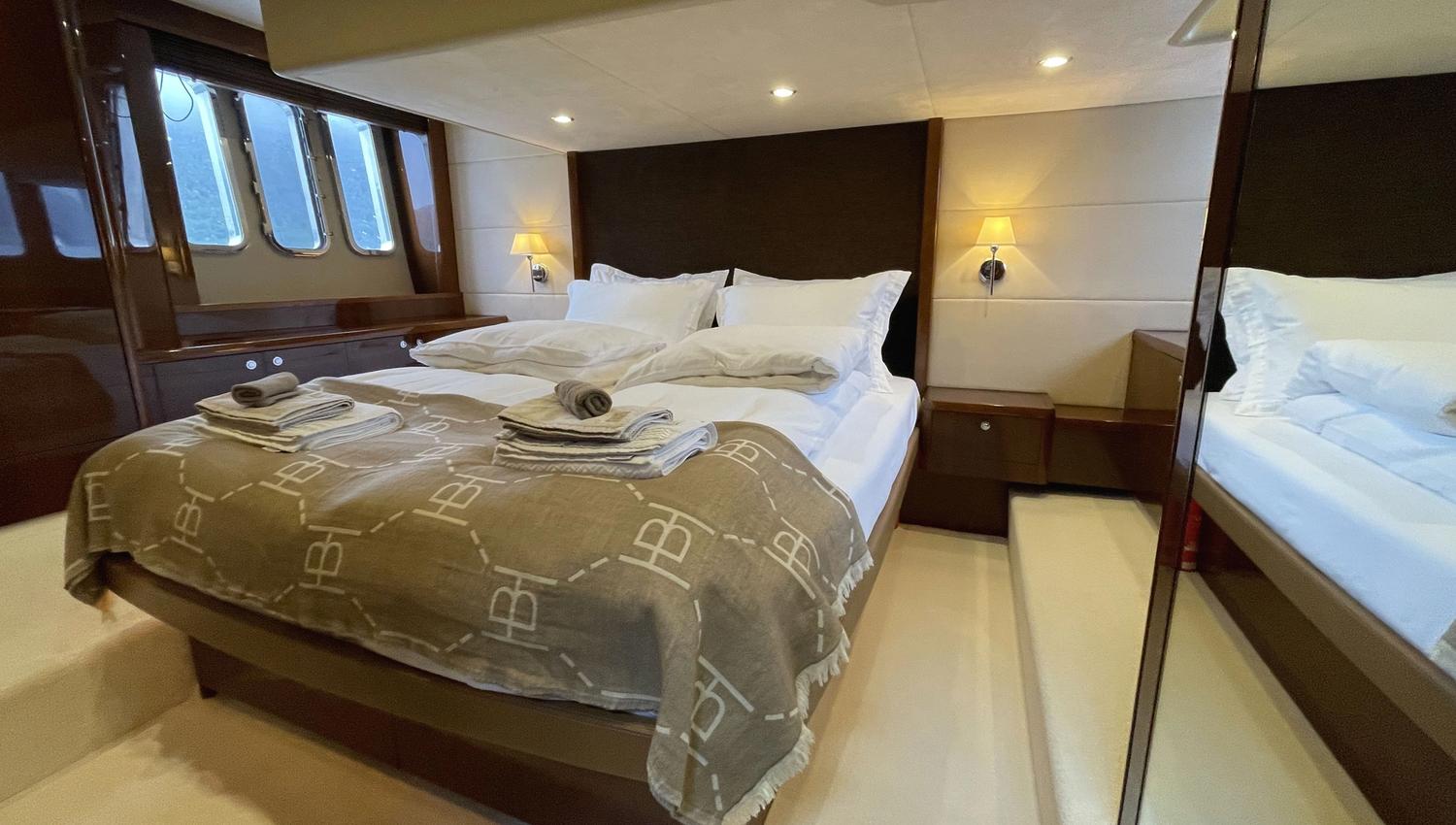 Private yacht cruise in the Bergen area, the master cabin