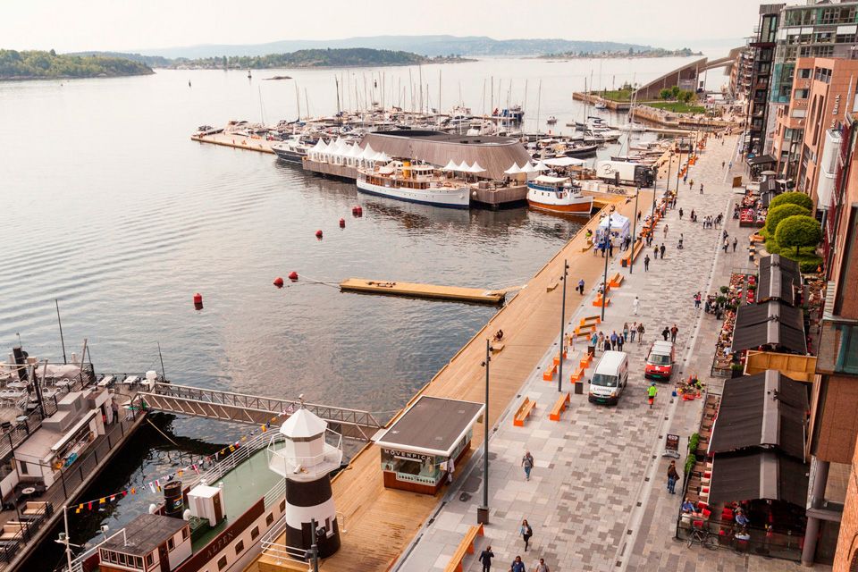 Overblikksbilde over bryggen og promenaden.