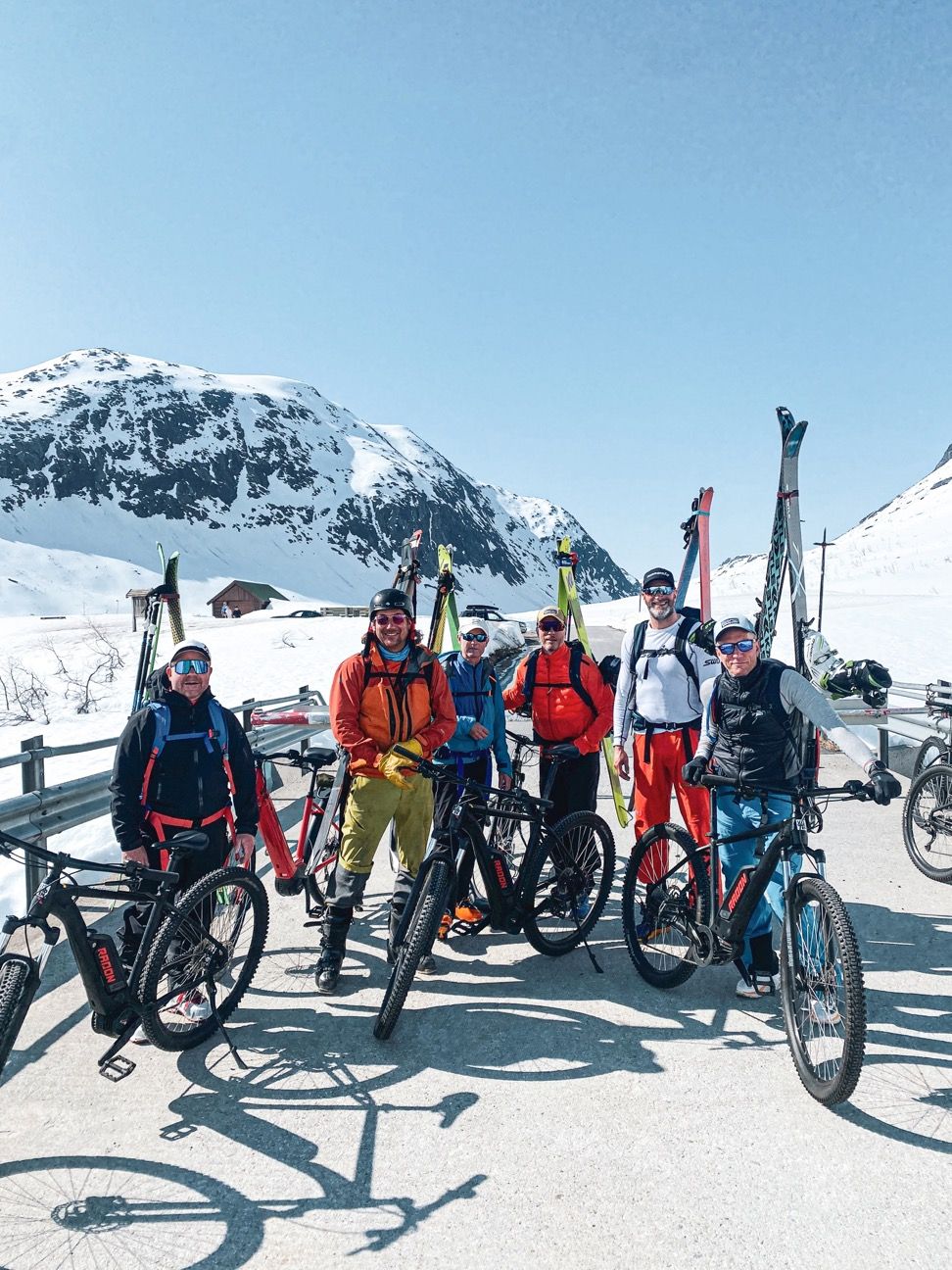 På sykkel til skitur. 