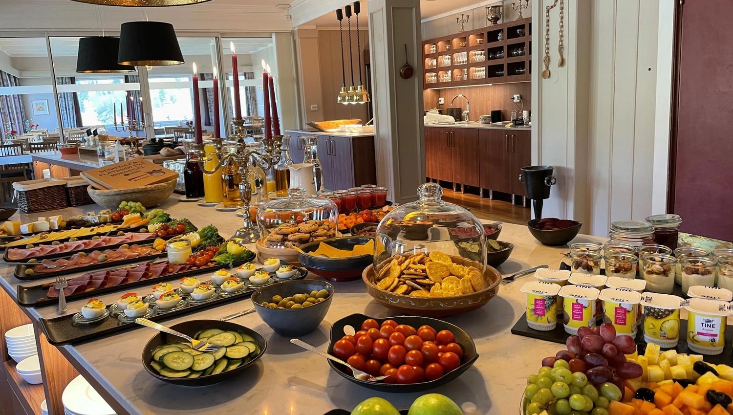 frokostbuffet på Morgedal Hotell