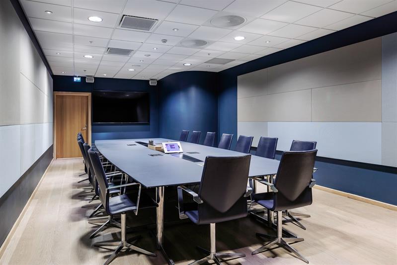 Meetingroom with table and chairs