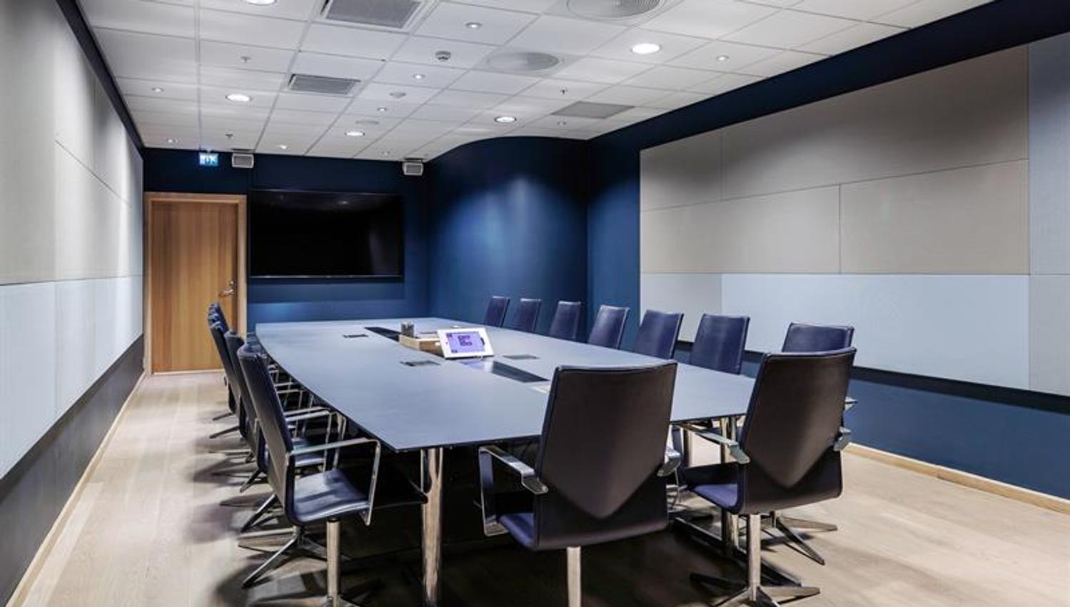 Meetingroom with table and chairs