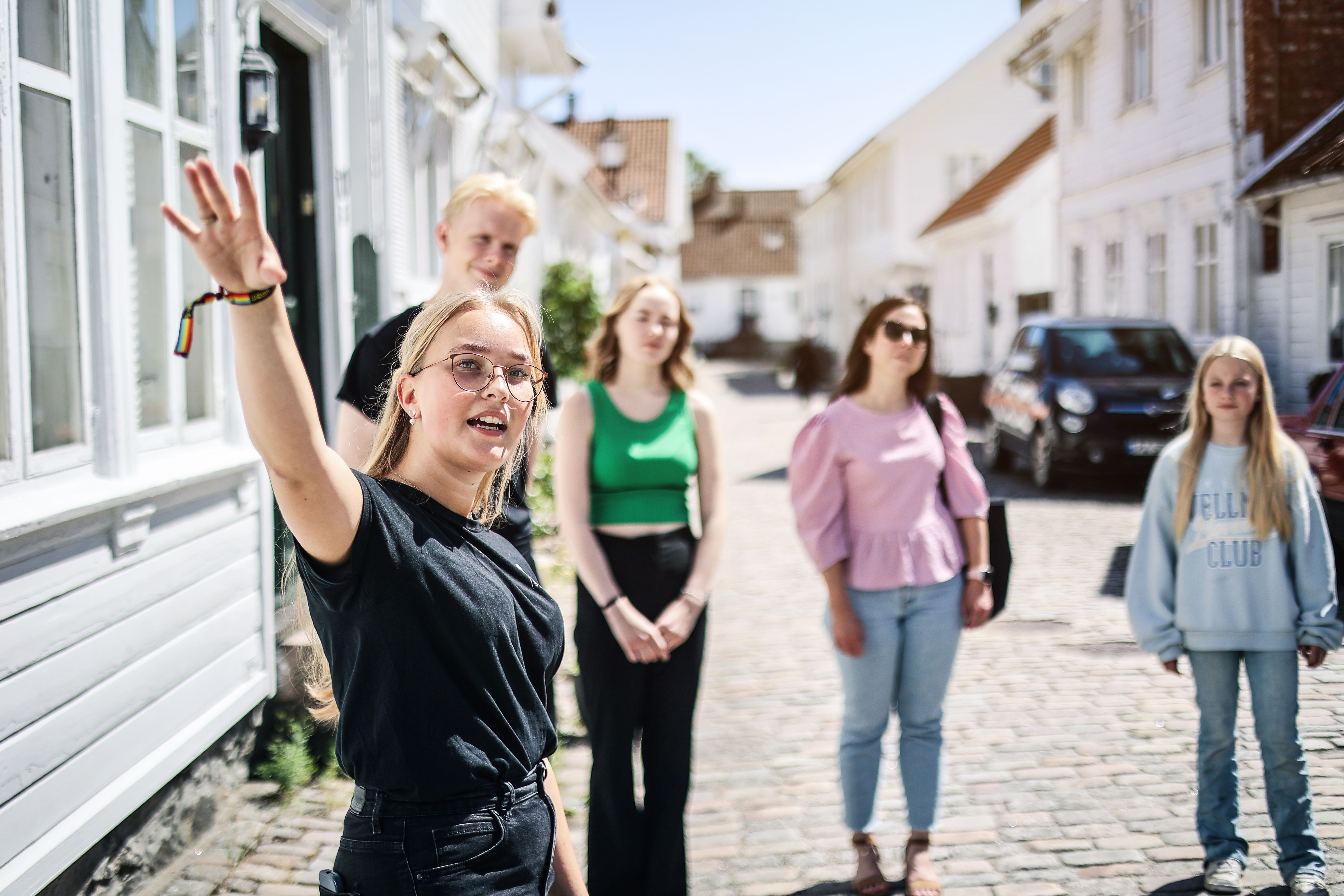 En guide fra mandal museum viser noe til fire andre personer
