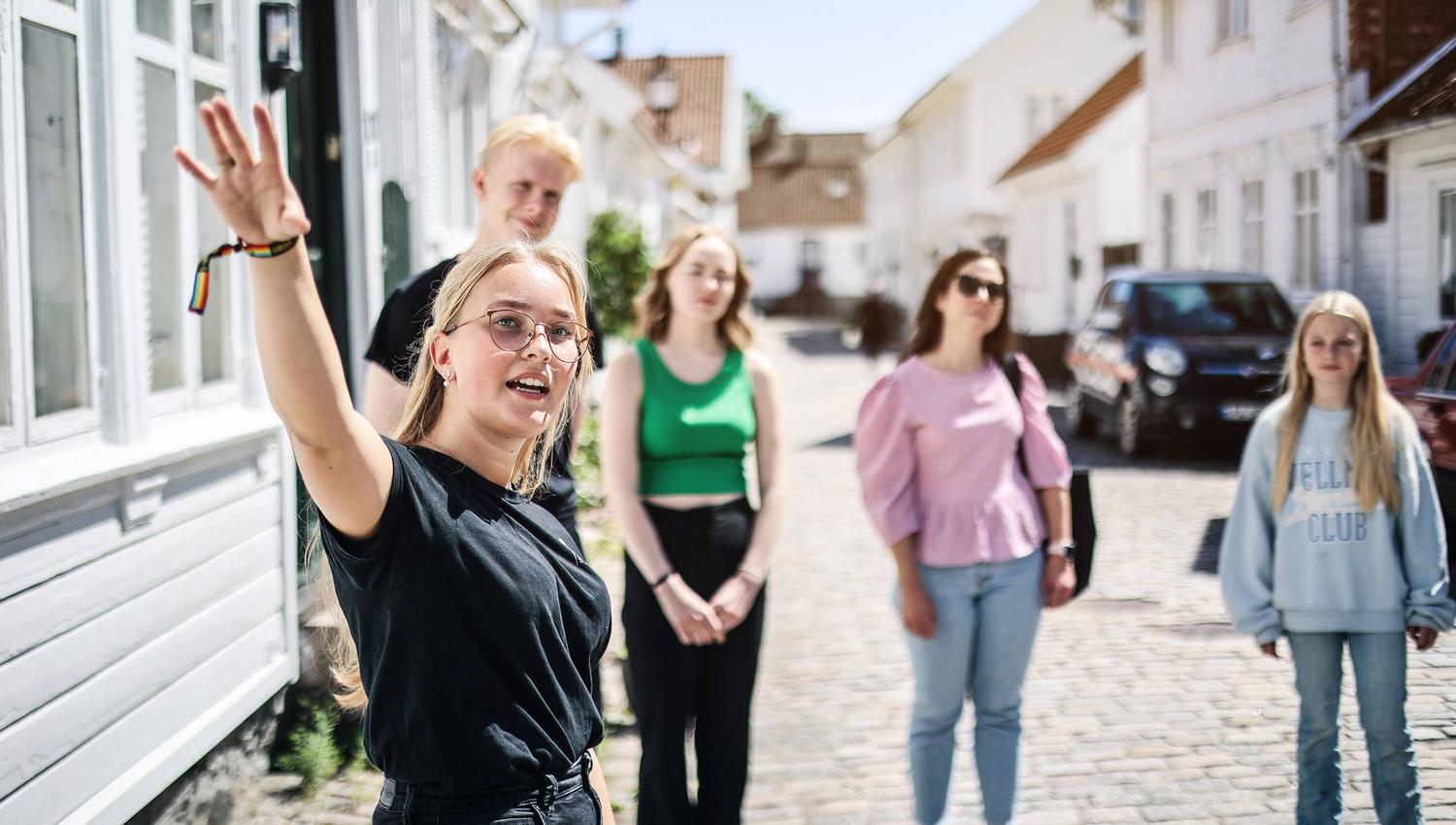 En guide fra mandal museum viser noe til fire andre personer