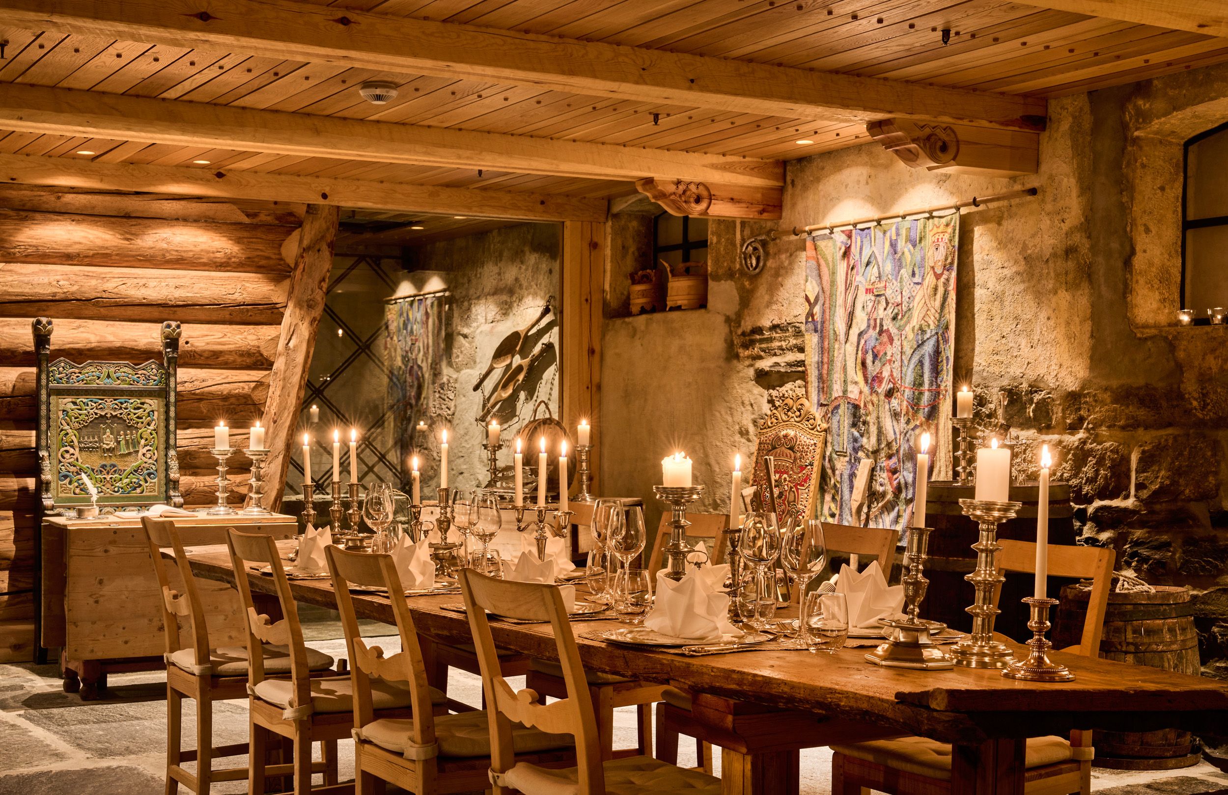 Historisk vinkjellar og selskapslokale i tømmer og stein på Hotel Ullensvang.