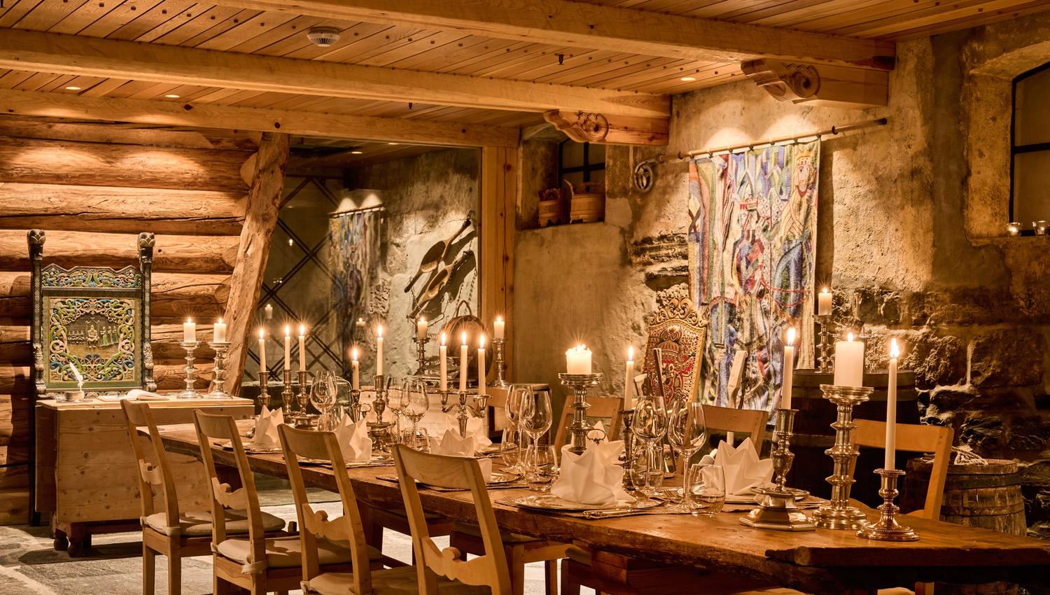 Historisk vinkjellar og selskapslokale i tømmer og stein på Hotel Ullensvang.