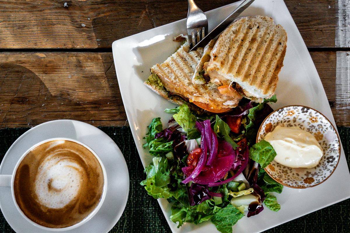 Gromt av Totensnacks. Kafeen på Peder Balke-senteret