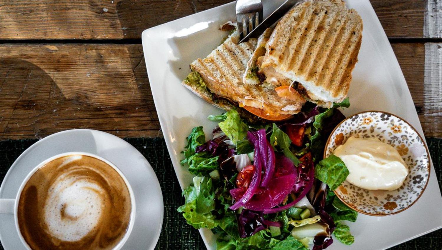 Gromt av Totensnacks. Kafeen på Peder Balke-senteret