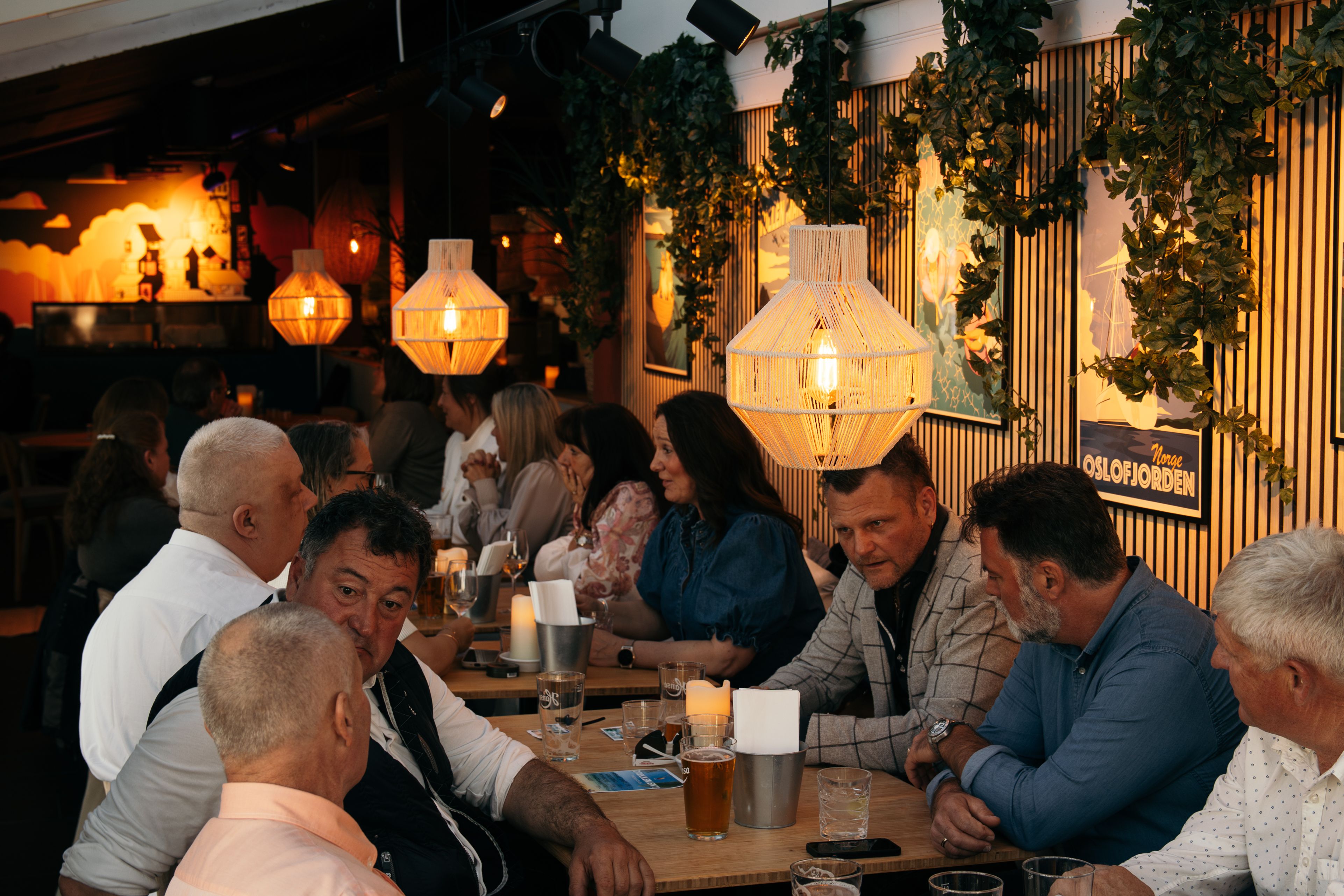 Gjester i restaurant