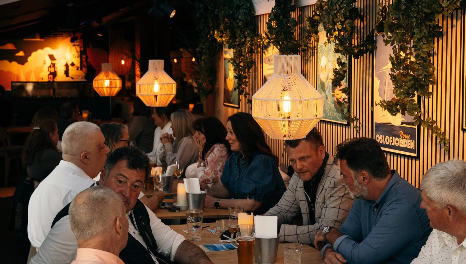 Gjester i restaurant
