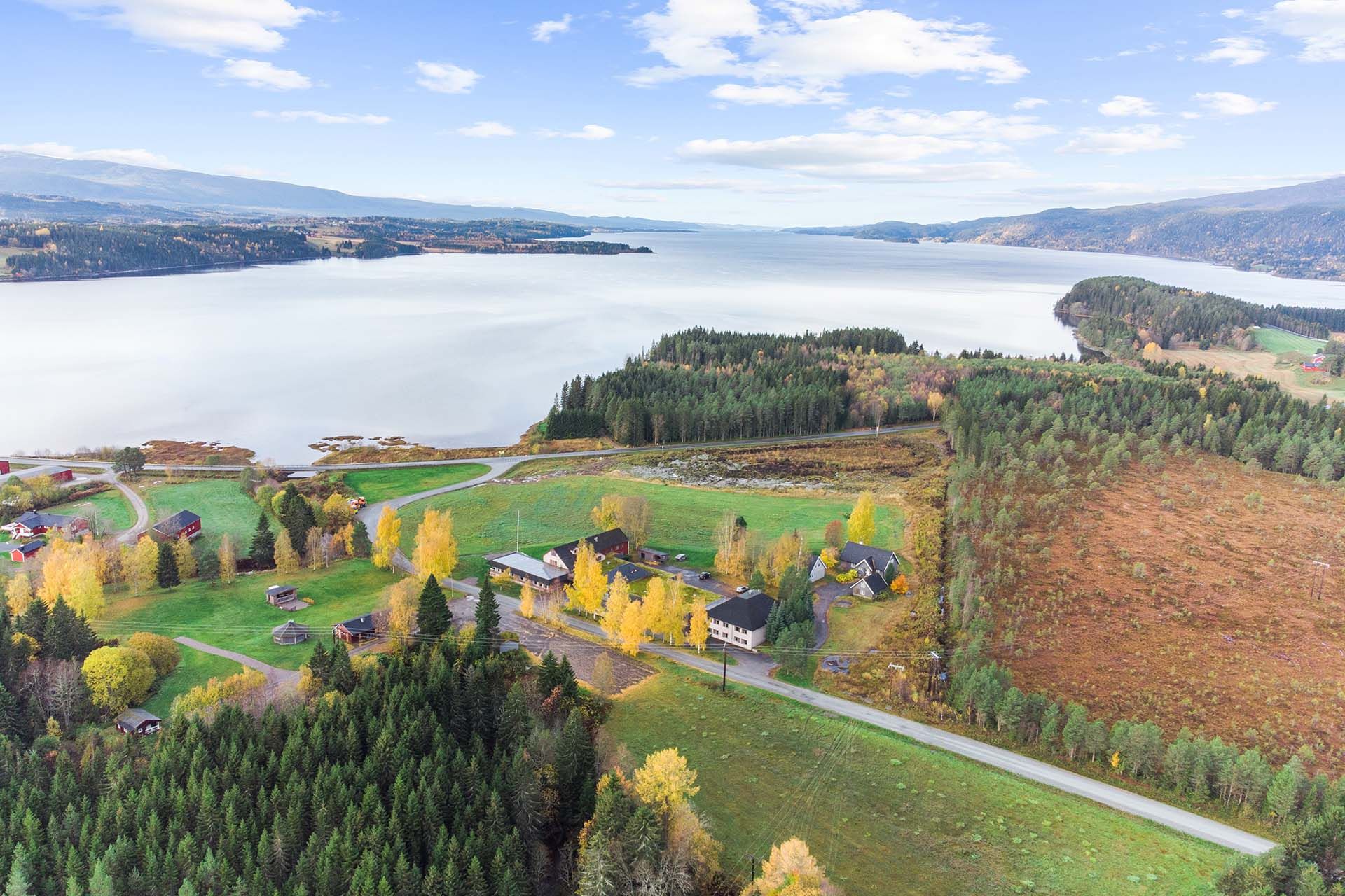 Snåsa Hotell fotografert med drone. Like ved Snåsavatnet