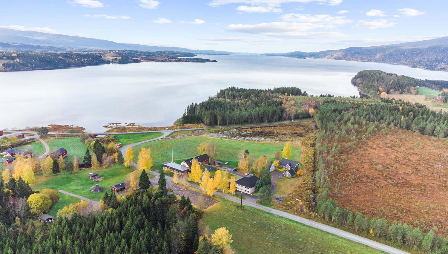 Snåsa Hotell fotografert med drone. Like ved Snåsavatnet