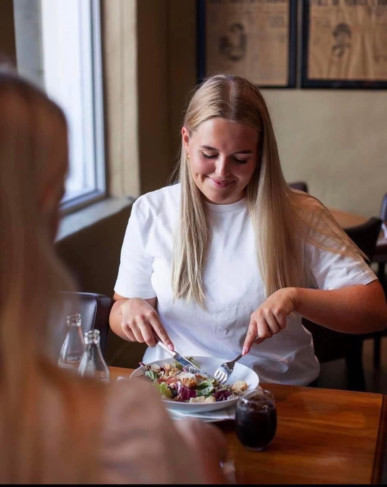 Gjest som spiser en deilig salat