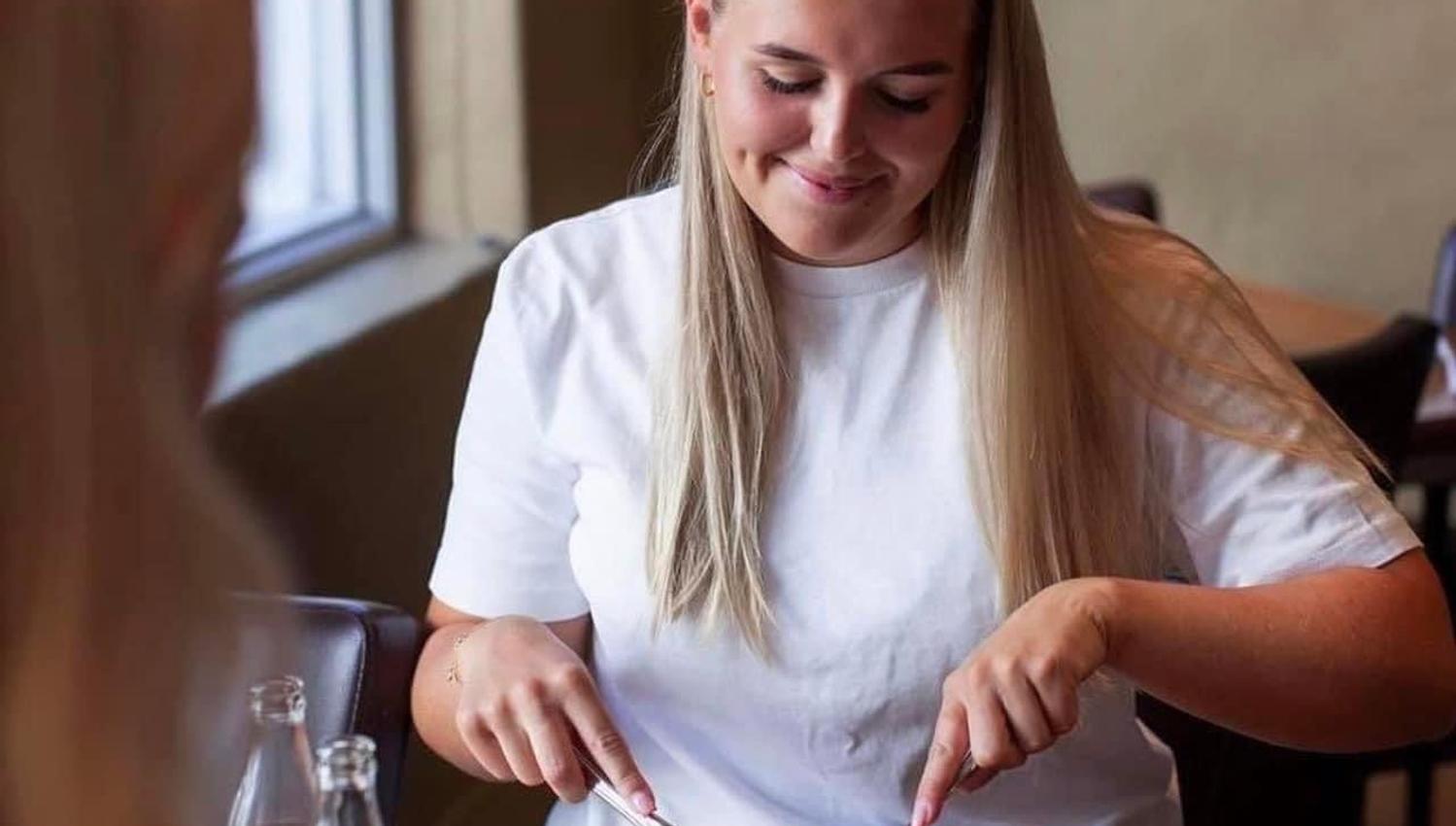 Gjest som spiser en deilig salat