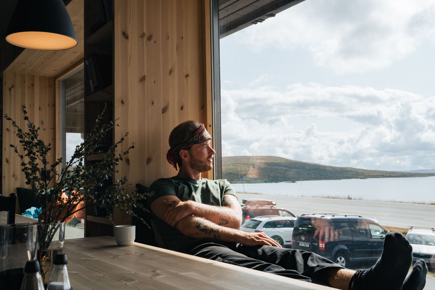 En mann slapper av ved vinduet i restauranten.