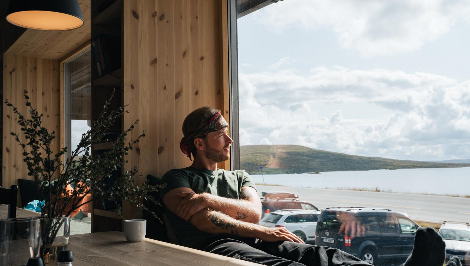 En mann slapper av ved vinduet i restauranten.