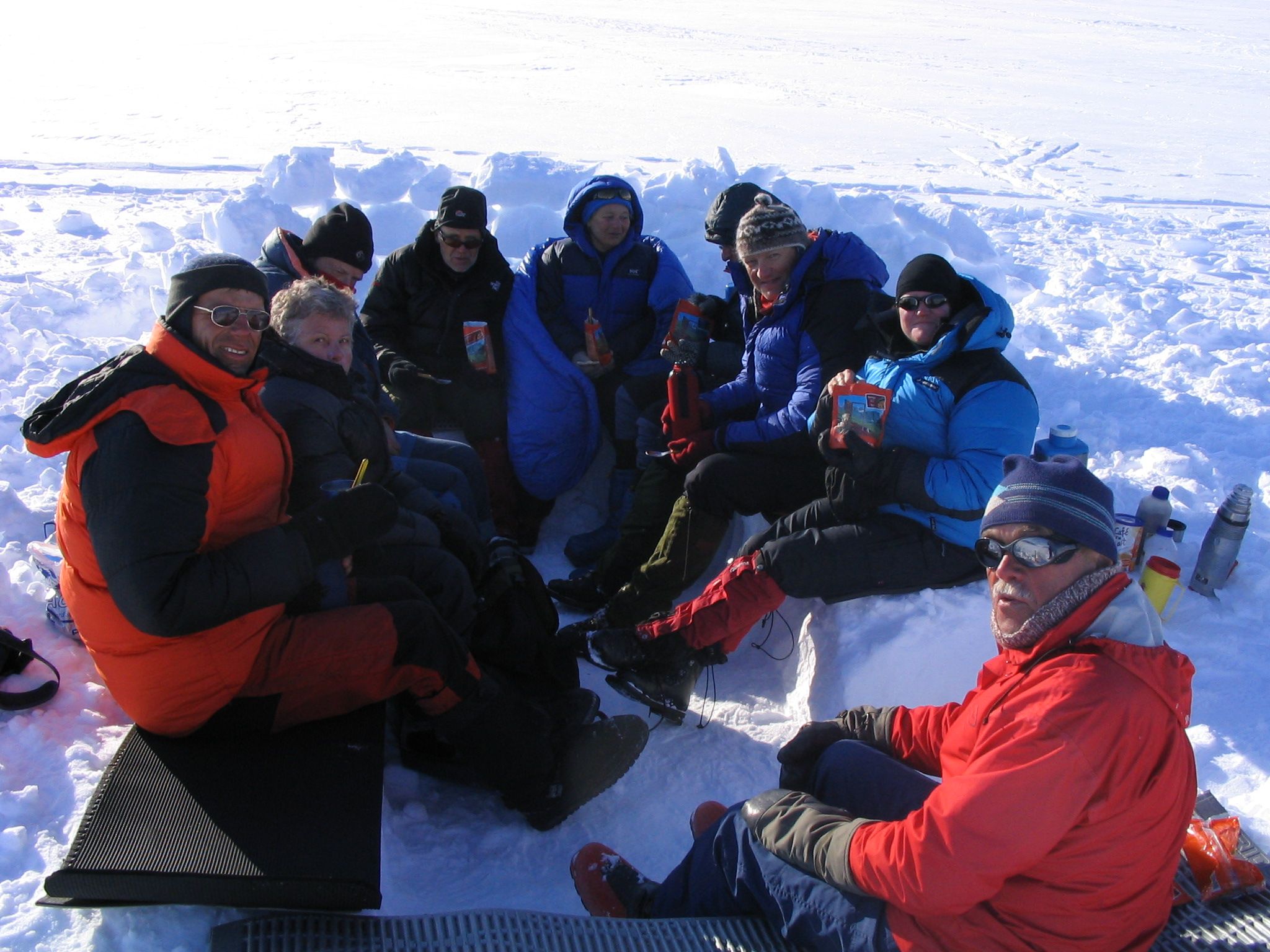 En turgruppe som spiser lunsj