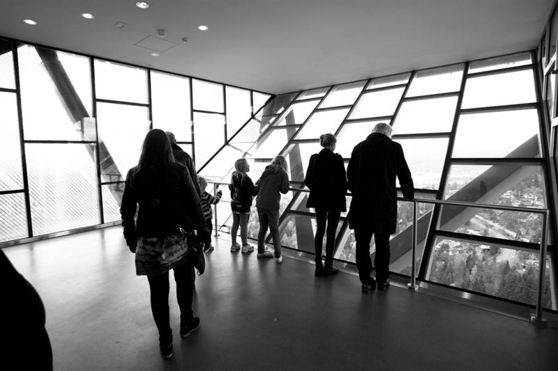 Mennesker som ser ut over byen fra tårnet.