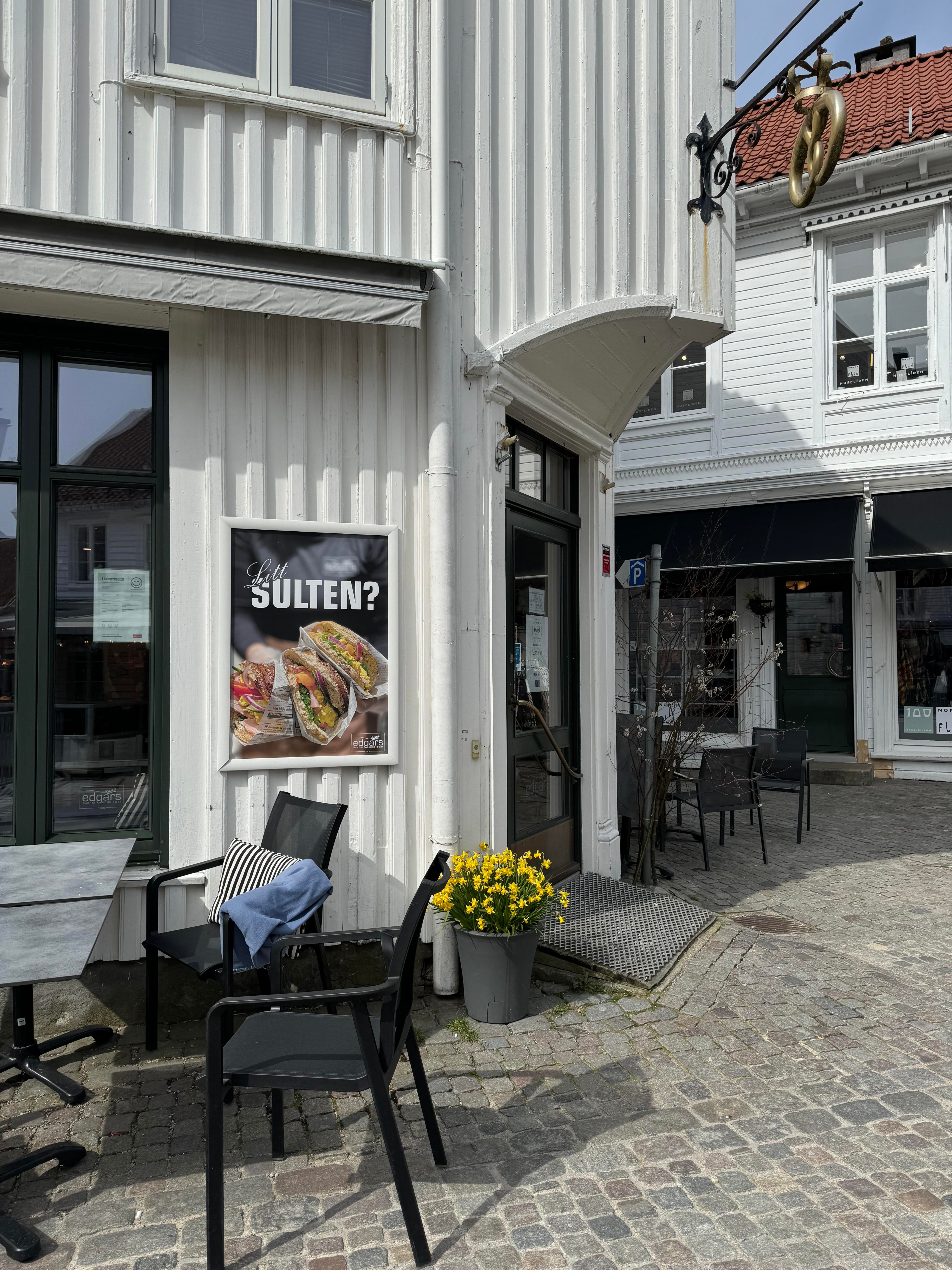Fasade til Edgars bakeri i gågata i Mandal, med uteservering