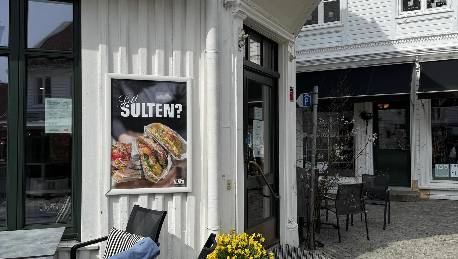 Fasade til Edgars bakeri i gågata i Mandal, med uteservering