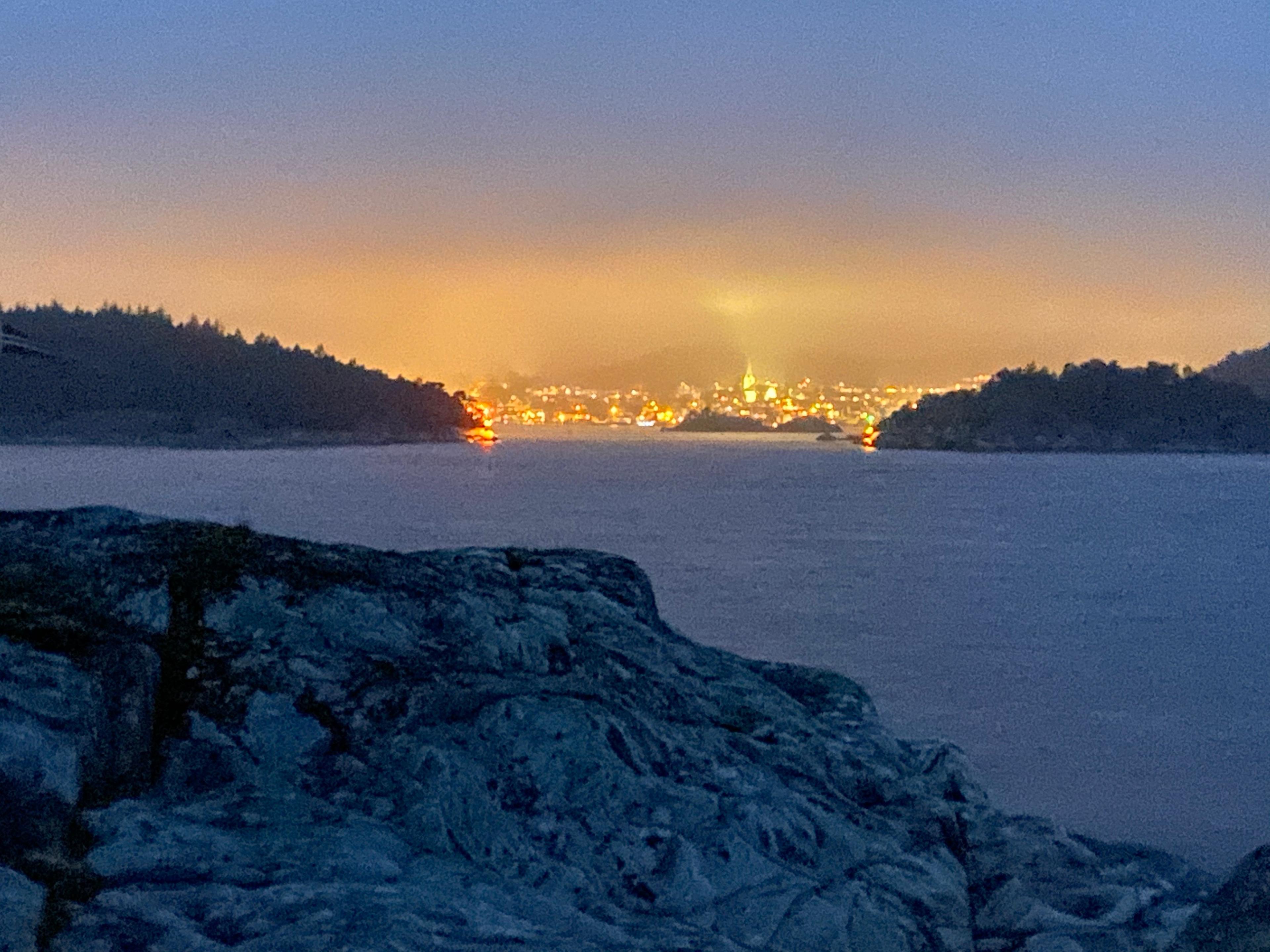 Saltholmen fyr Lillesand kveld inn mot byen