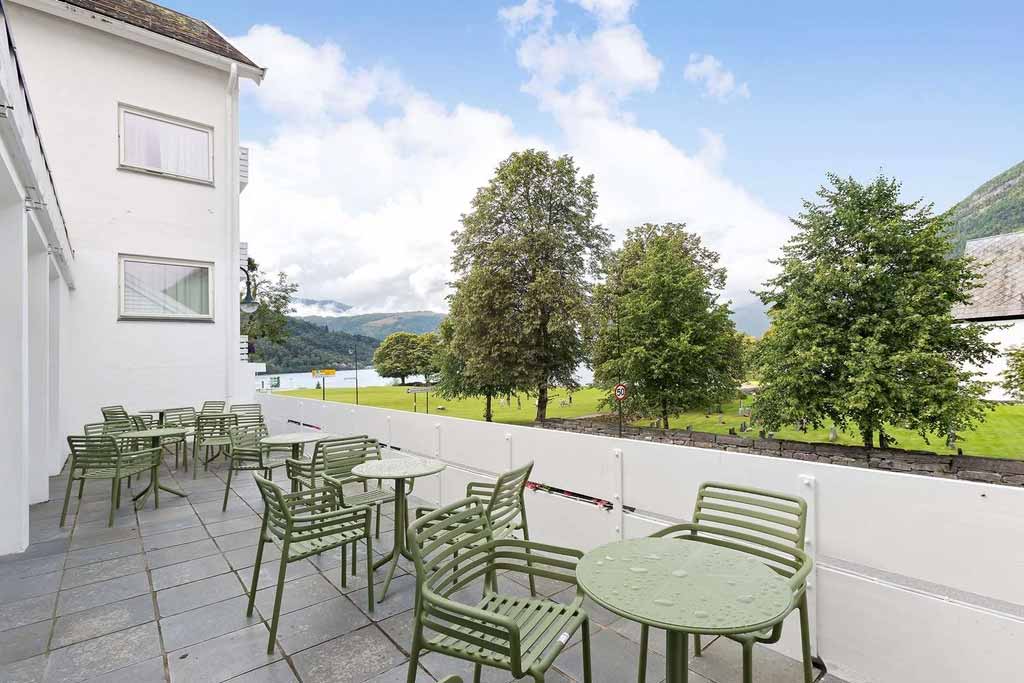 Sitjeplassar med flott utsikt mot fjord og fjell.