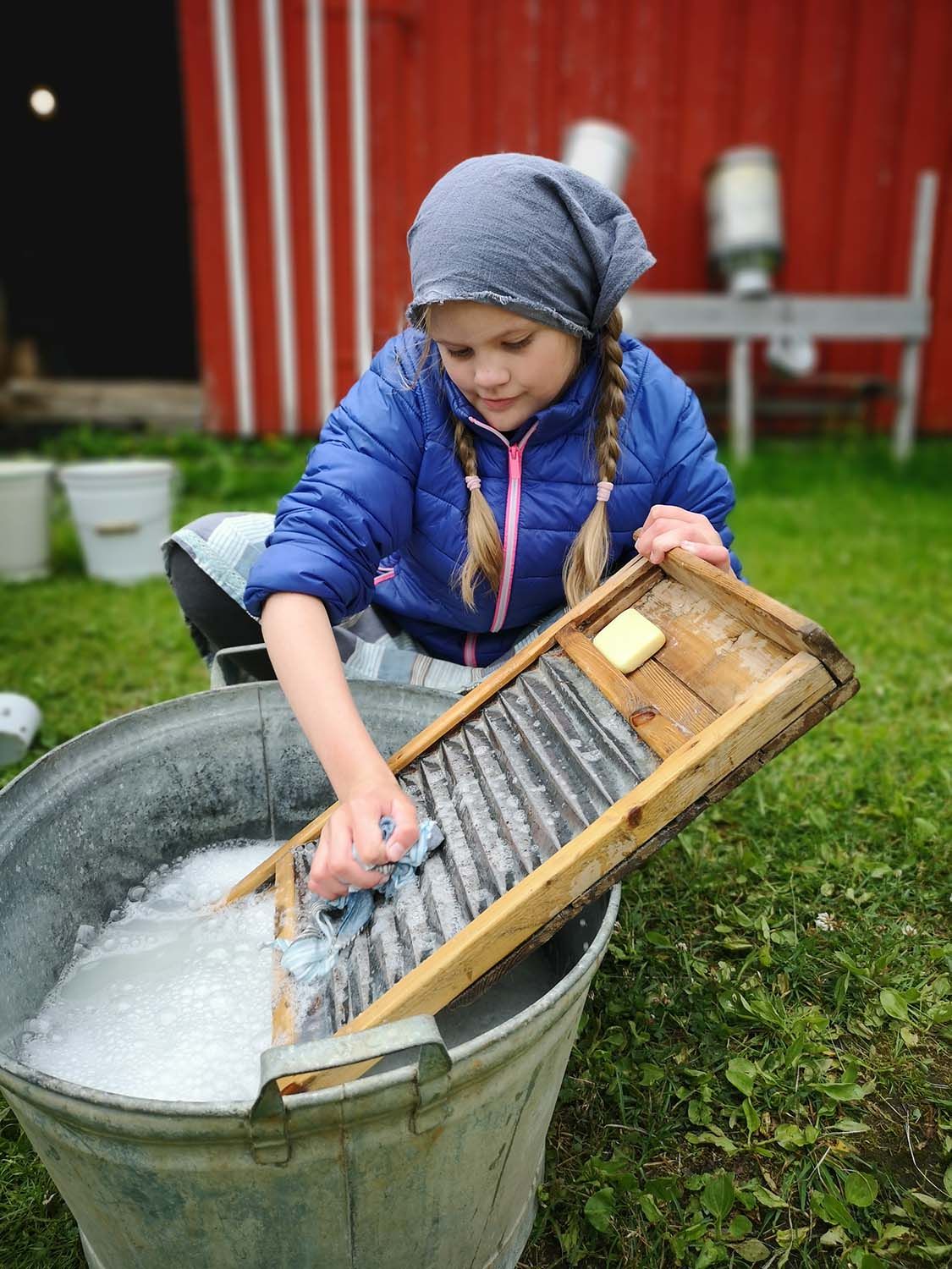 Jente vasker klær som i gamle dager