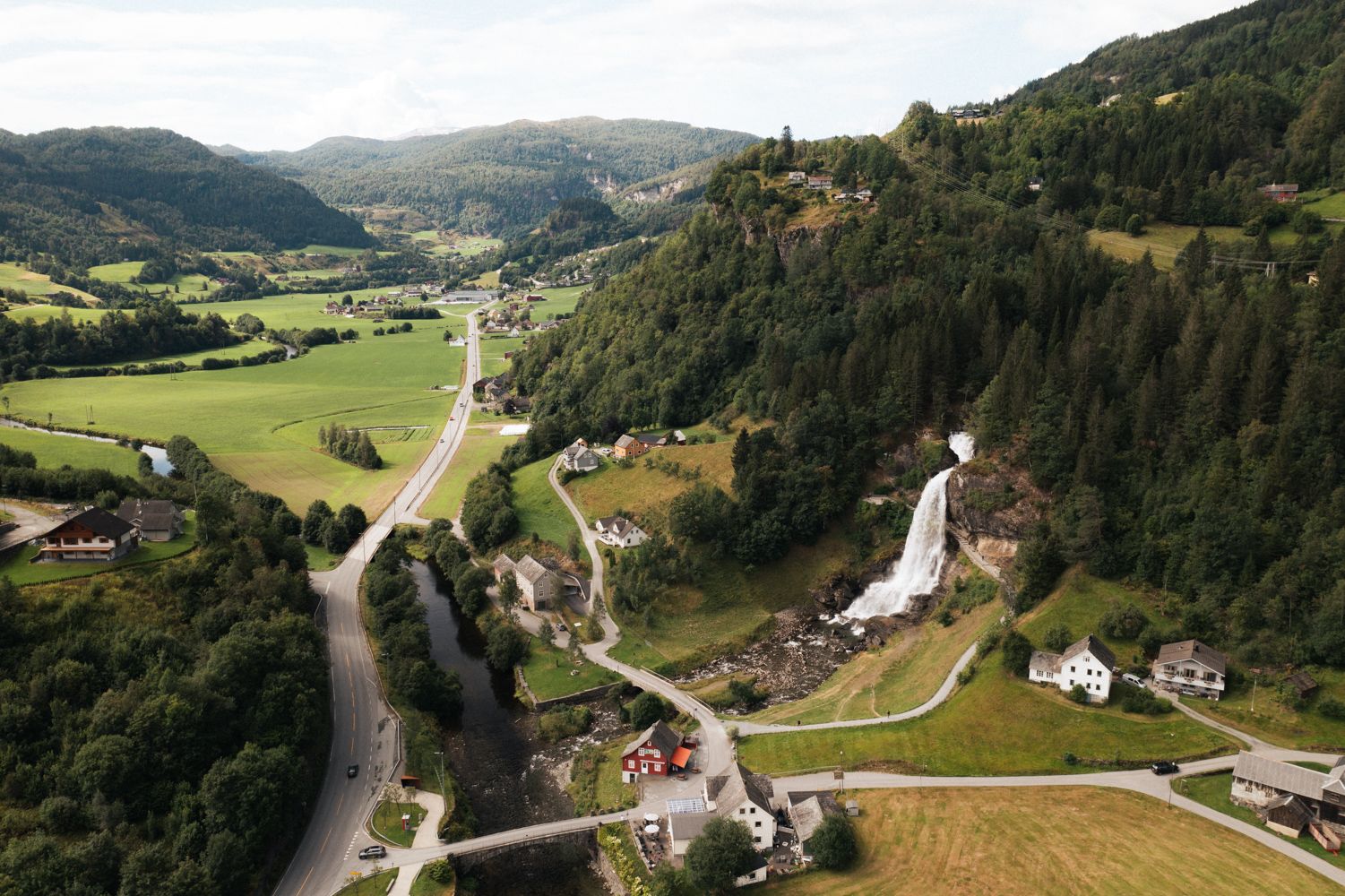 Luftfoto av Steinsdalsfossen og det vakre landskapet i Hardanger.