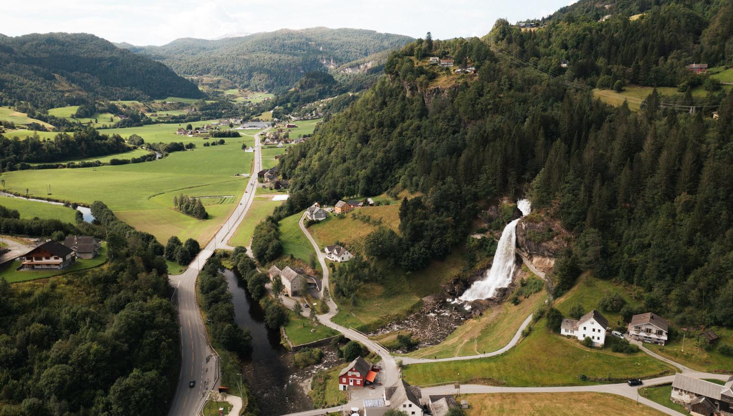 Luftfoto av Steinsdalsfossen og det vakre landskapet i Hardanger.