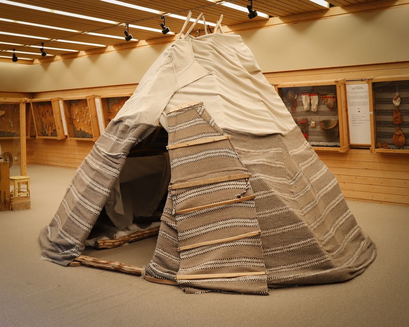 Goahti - en mobil versjon av den tradisjonelle boligtypen – i SVDs basisutstilling.