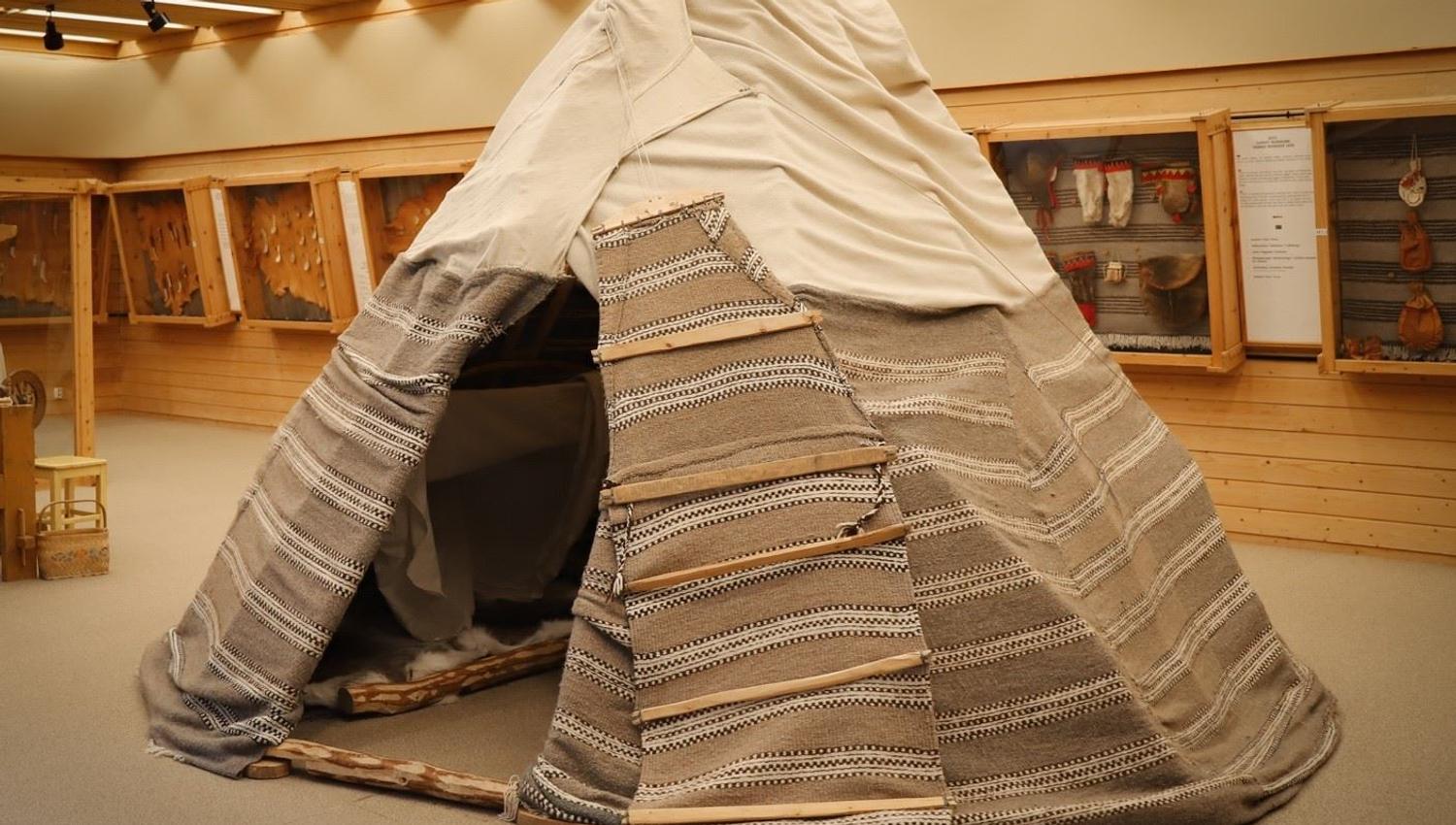 Goahti - en mobil versjon av den tradisjonelle boligtypen – i SVDs basisutstilling.