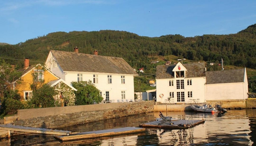 Tradisjonelle bygningar ved fjorden i Herand, Hardanger. Kramsjø er eit idyllisk gjestgiveri med flott utsikt.
