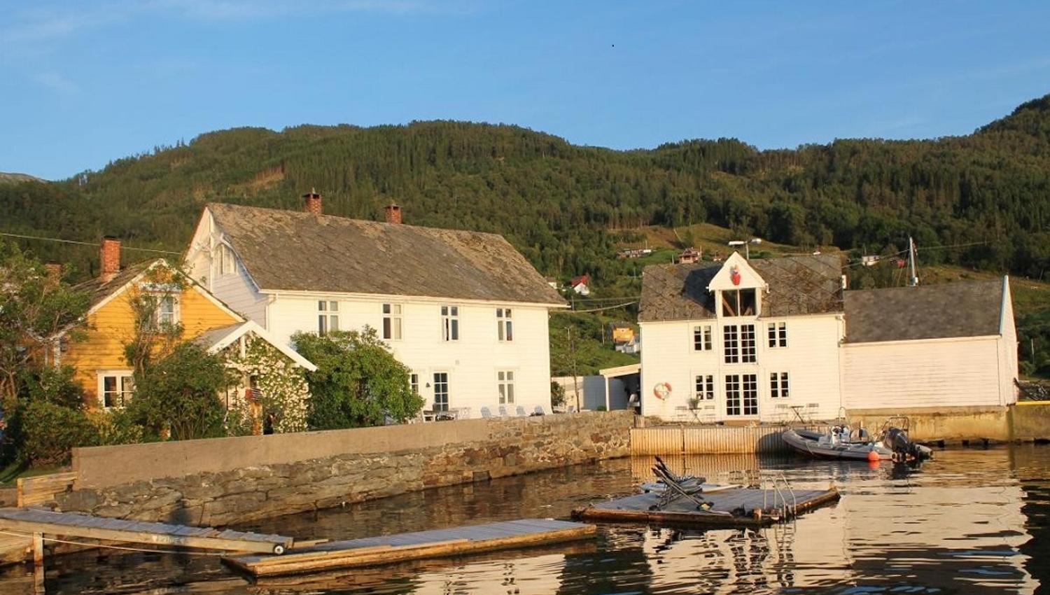 Tradisjonelle bygningar ved fjorden i Herand, Hardanger. Kramsjø er eit idyllisk gjestgiveri med flott utsikt.