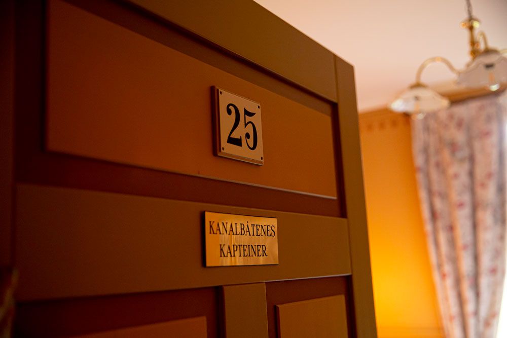 door to room no. 25 at Dalen Hotel