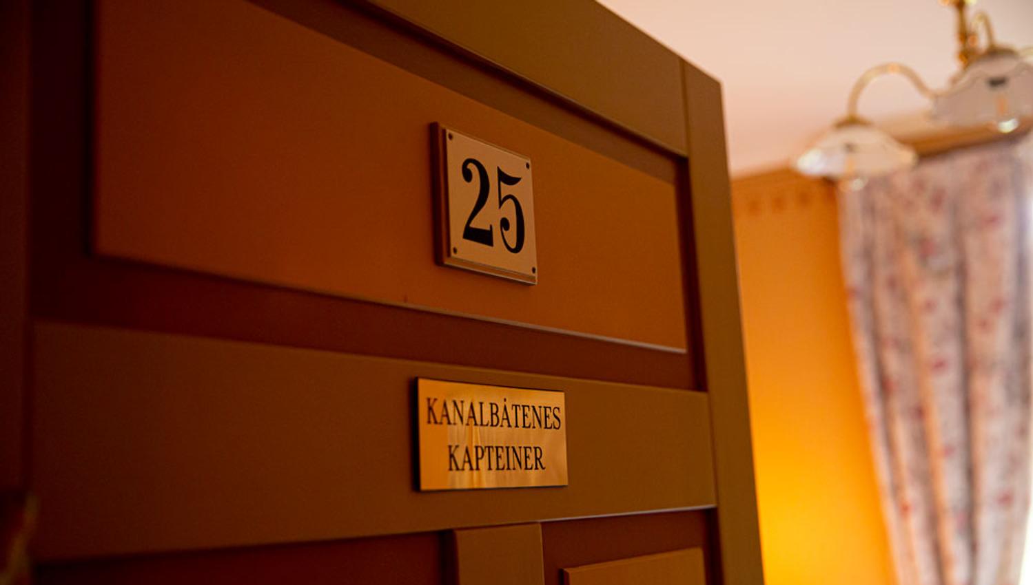 door to room no. 25 at Dalen Hotel