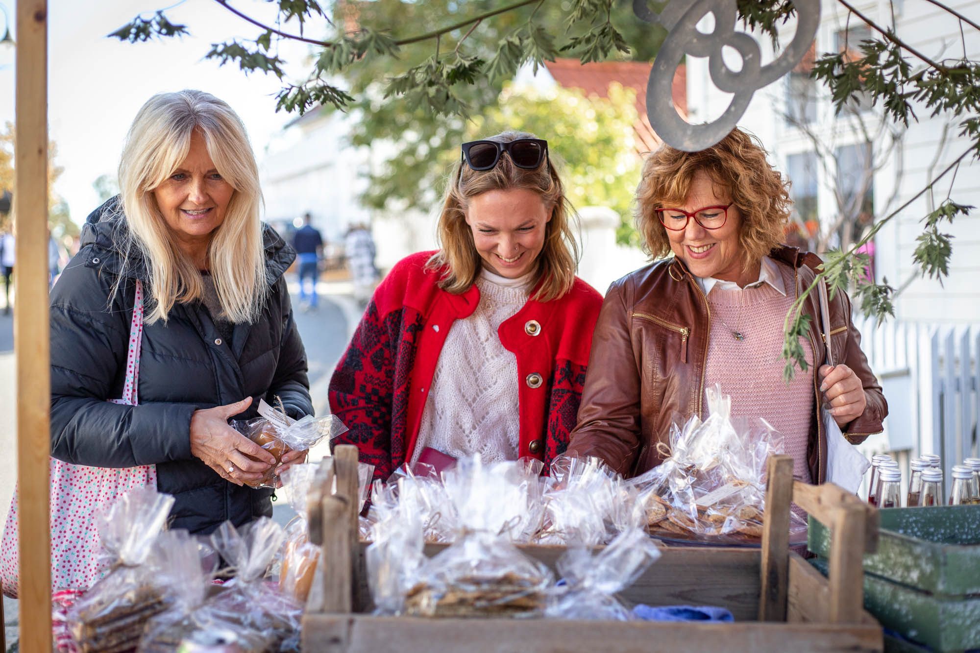 tre damer som smiler