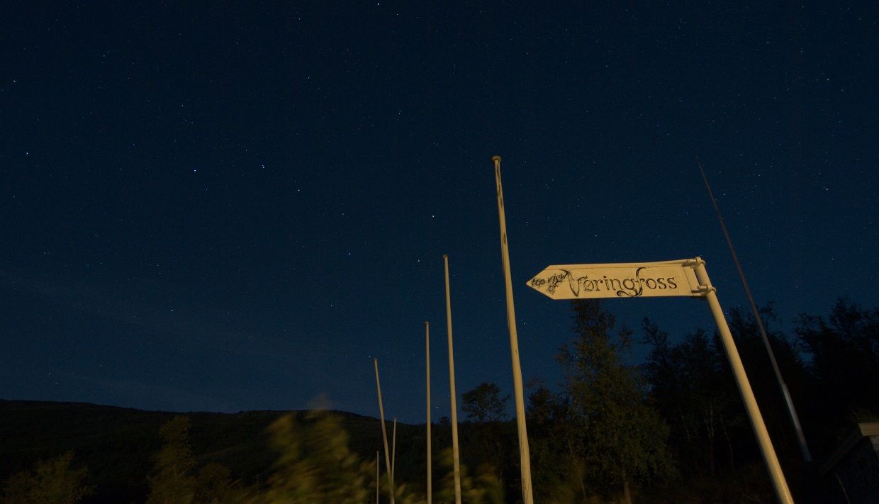 En skilt med Vøringsfossen i skumringen.
