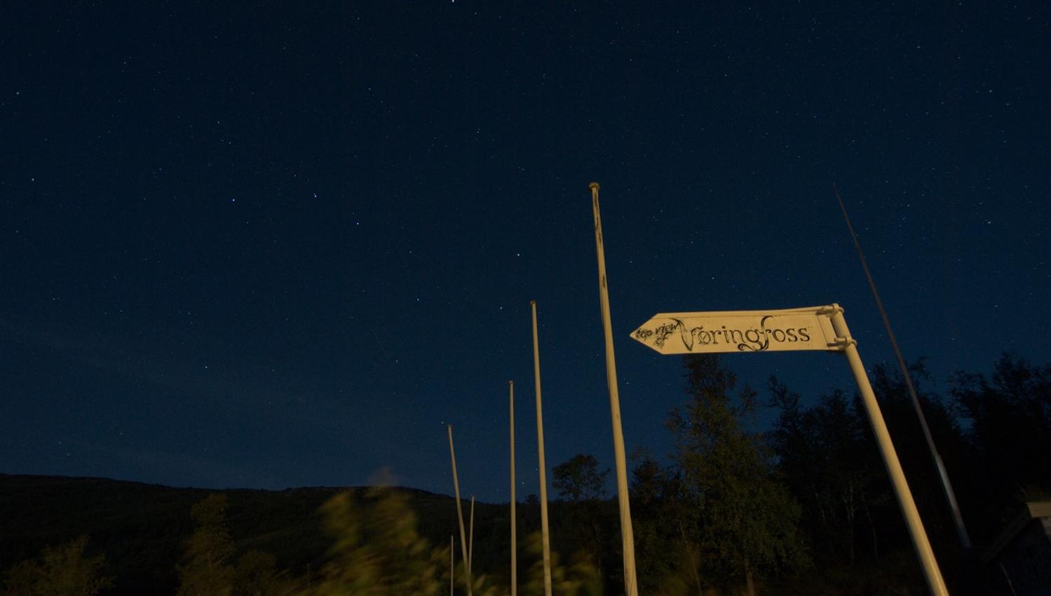 En skilt med Vøringsfossen i skumringen.