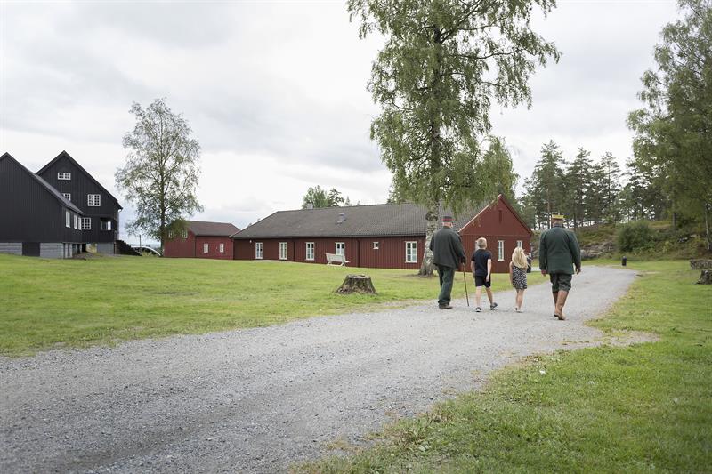 fire mennesker vandrende på festning