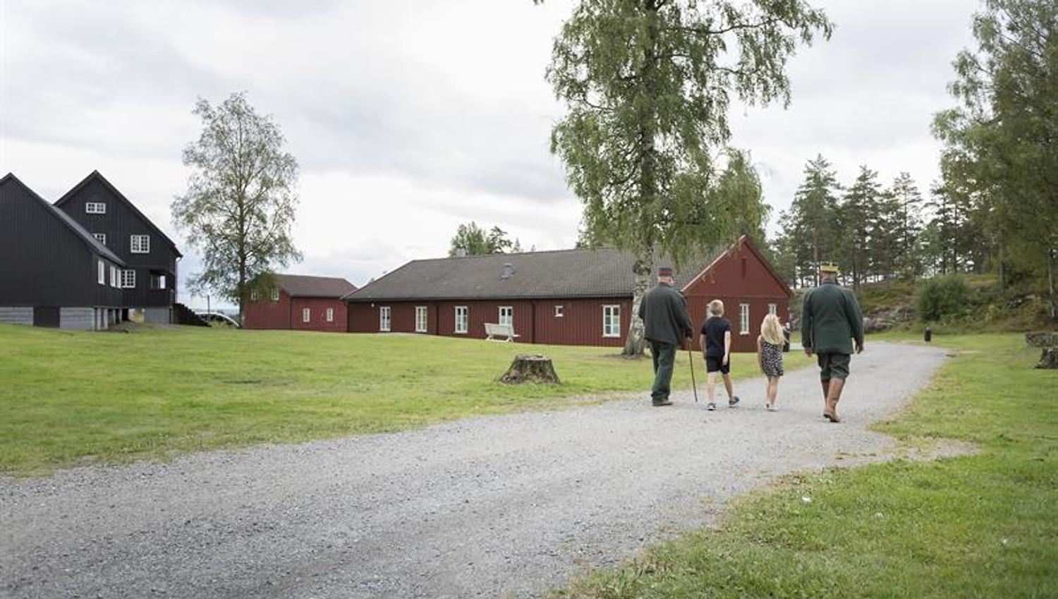 fire mennesker vandrende på festning