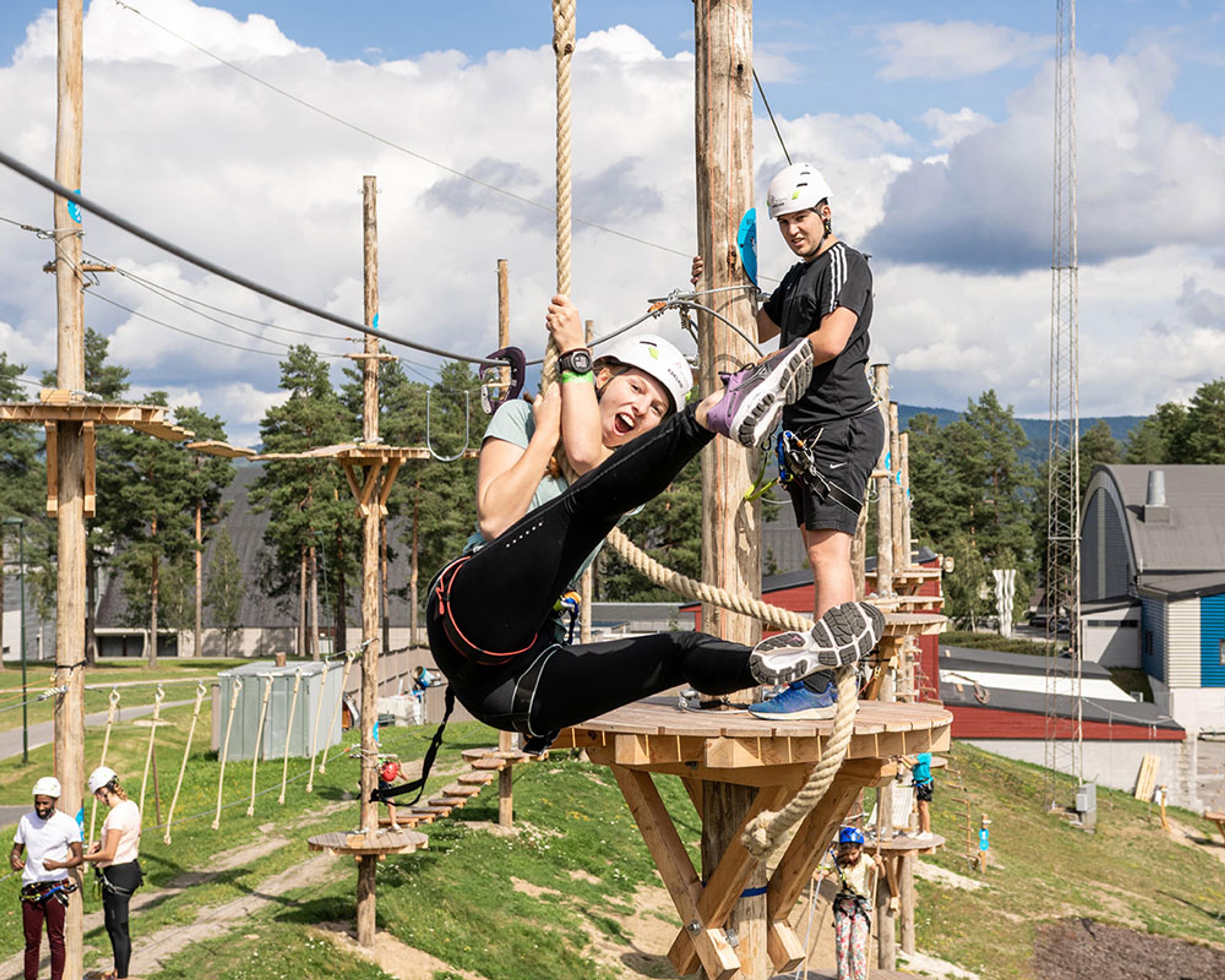 jente som har det gøy i klatreparken i Skien  fritidspark