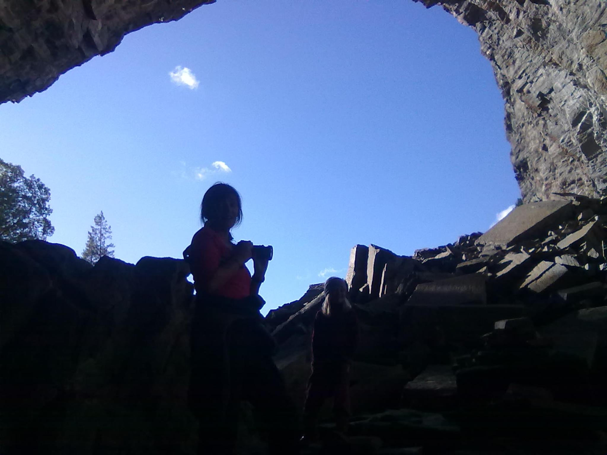 Jutulholet Rock cave