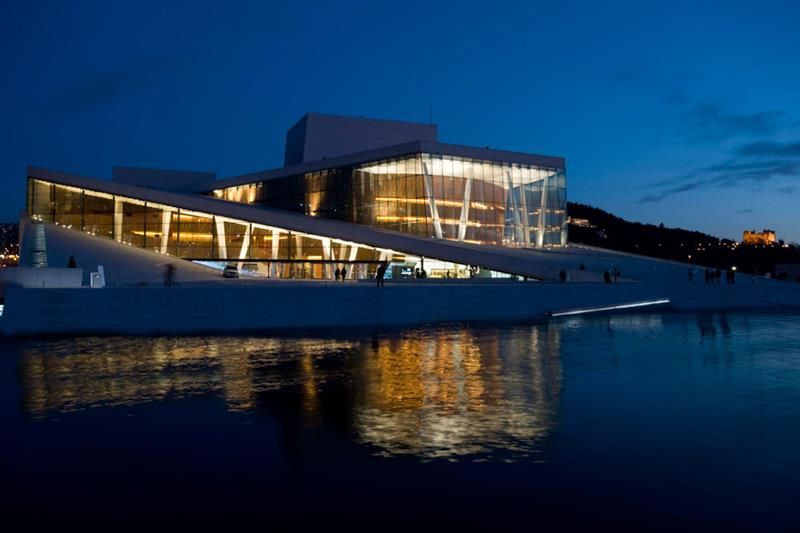 Operaen på kveldstid.