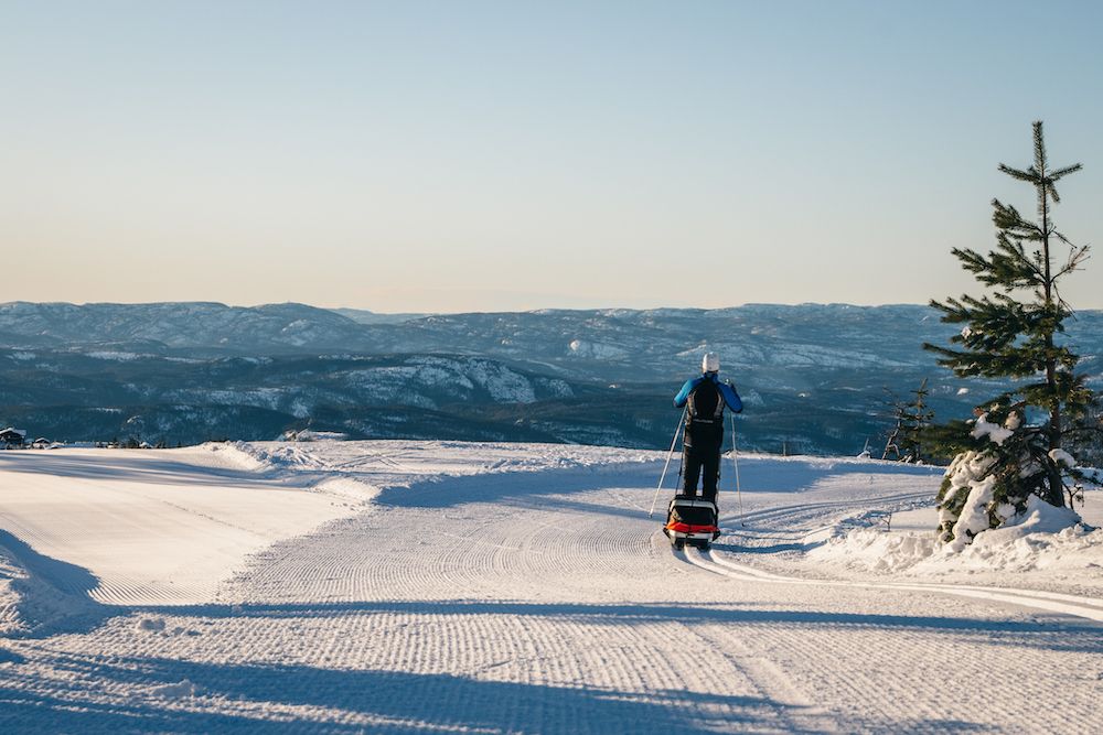 mann med slede på langrenn på Lifjell