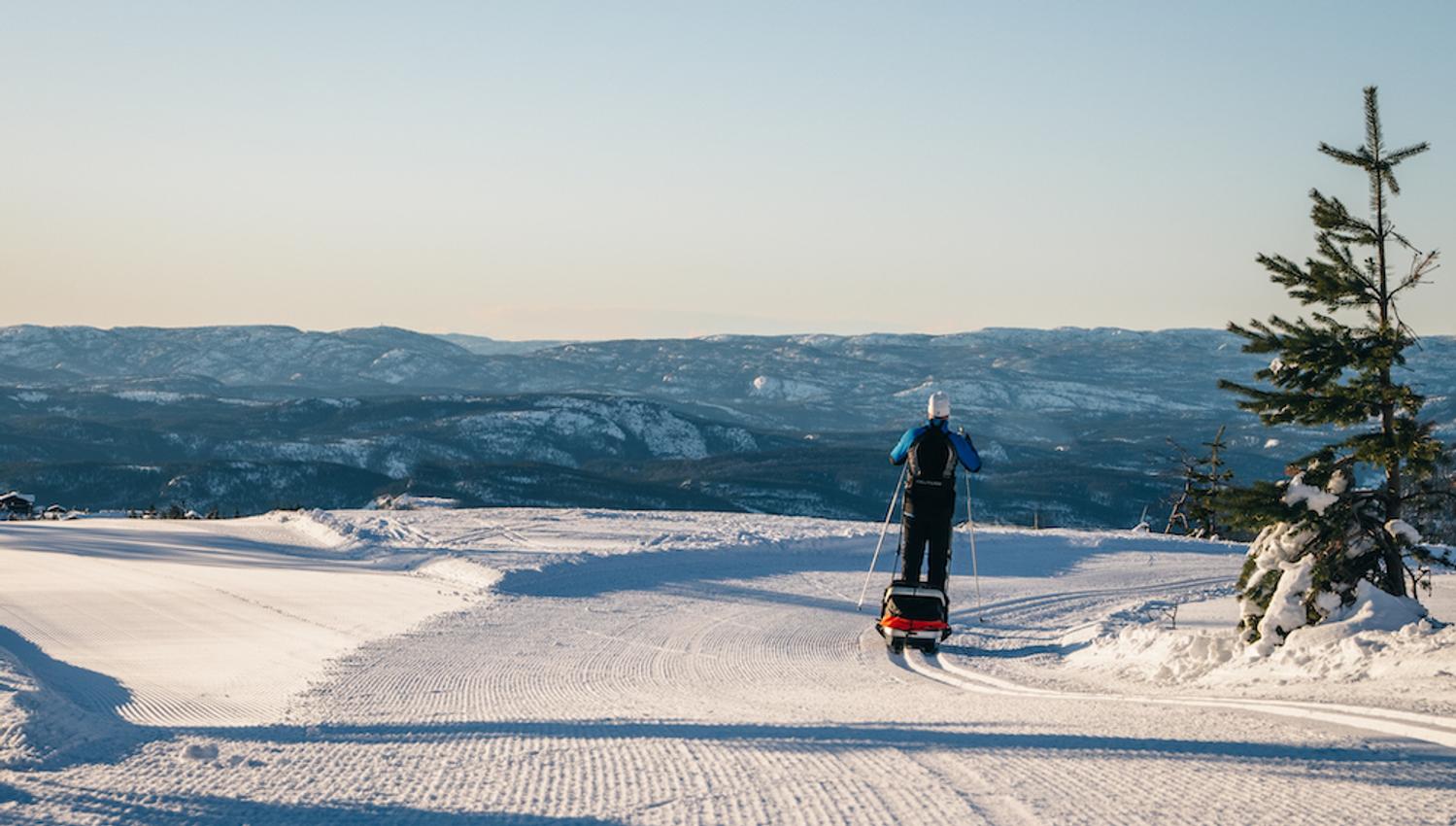 mann med slede på langrenn på Lifjell