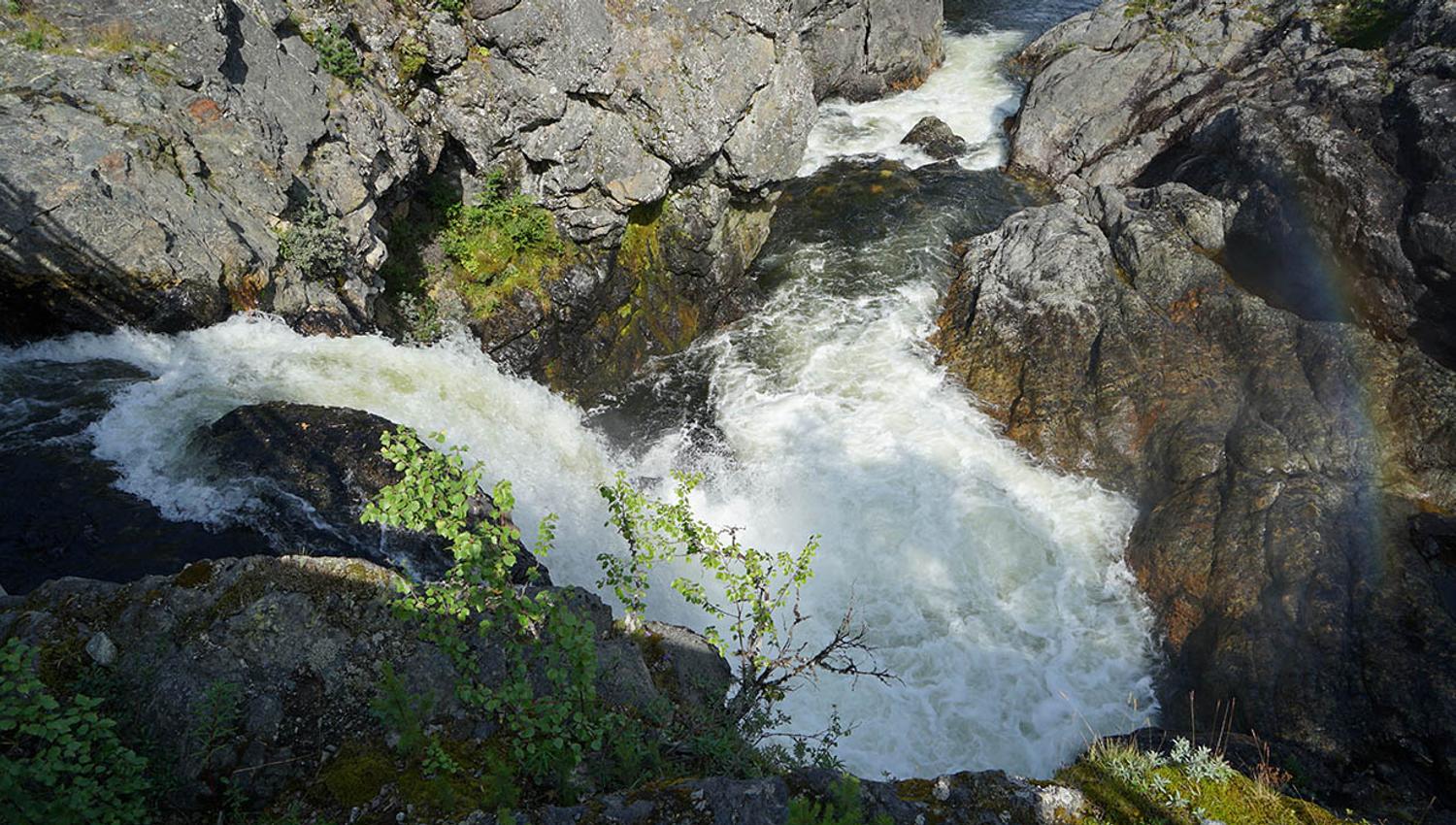 The River Hinøgla forms the Waterfall Staupfossen right by the road through the Valley Murudalen.